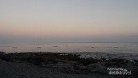 Senja hari di pinggir Pantai Lamalera