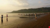 Pantai Palangpang, masih kurangnya kesadaran pengunjung akan kebersihan sehingga banyak terlihat sampah