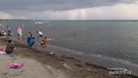 Berenang di pantai menjadi favorit anak-anak kecil