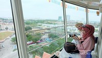 Pengunjung tinggal duduk manis hingga ke puncak menara