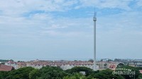 Menara Taming Sari dari kejauhan