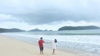 Pantai Tengah yang indah dengan hamparan pasir putih.