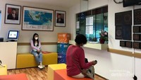 Suasana ruang tunggu loket paspor di KBRI yang sesuai protokol pandemi