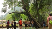 Berenang dan bermain air di Blue Lagoon yang cantik jadi pilihan favorit wisatawan