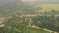 Menikmati pemandangan kota Vang Vieng dengan menaiki balon udara