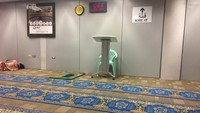 Mushola bandara yg nyaman untuk beristirahat sementara. Jangan lupa jaga kebersihan, barang2 pribadi dan juga lepas sepatu/sandal sebelum memasuki mushola. Jaga juga sopan santun
