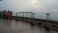 Melihat pemandangan kota Kuala Lumpur dari skydeck setinggi 421 meter