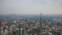 Kota Kuala Lumpur dan gedung-gedung tinggi dilihat dari menara KL