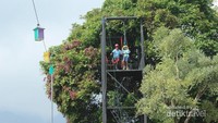 Potret saat adik sedang mencoba flying fox