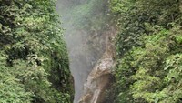 Tebing batu di atas air terjun