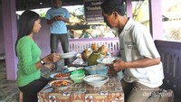 Menyantap berbagai seafood