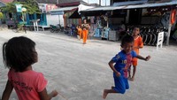 Lompat yang tinggi, bermain dengan riang