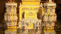 Orgel Musik Raksasa Berbentuk Istana Sedang Berpesta Dansa