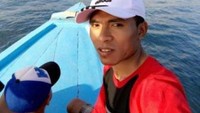 Keliling sekitar dermaga Labuan Bajo dengan perahu