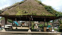 Bale adat atau tempat kumpul warga desa yang atapnya terbuat dari bambu