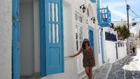 Menyusuri jalan setapak bermotif macan tutul abu-abu dan putih di Kota Tua Mykonos,