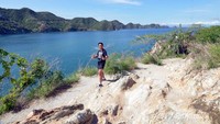 Menikmati Keindahan Laut Karibia dari Bukit.