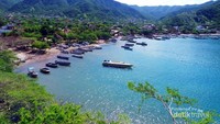 Pantai Kecil Taganga yang dikelilingi bukit
