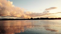 Sunset yang indah di sebuah danau di Stanton Harcourt