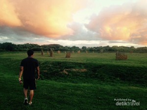Desa di Inggris Ini Punya Stonehenge Mini & Bunker Rahasia