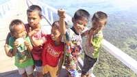 Keceriaan anak-anak di Desa Sambujang saat mendapatan ikan