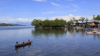 Pemukiman warga di pesisir pantai Desa Sambujang