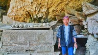 masih di pemakaman Desa Adat  Kete Kesu