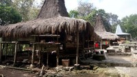 Atap rumah terbuat dari rumbai yang dibuat sendiri oleh penduduk