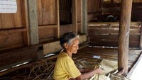 Seorang nenek yang msh produktif dengan melakukan kegiatan menganyam