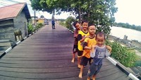 jalan jalan seru di jalanan kayu ulin di desa pela
