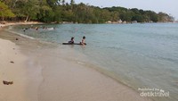 Pantainya yang dangkal yang asik untuk bermain air laut