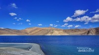 Pangong Lake dengan birunya yang memukau