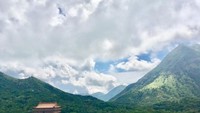 Pemandangan barisan perbukitan hijau yang dilihat dari atas