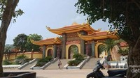 Gerbang masuk Ho Quoc Pagoda.