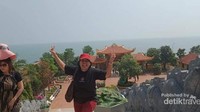 Ingin segera mengabadikan moment begitu sampai di pelataran Ho Quoc Pagoda.