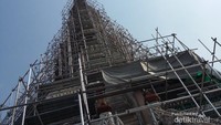 Bagian utama Wat Arun yang sedang dipugar
