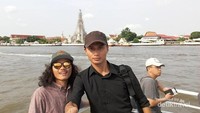 Saya dan adik, di atas kapal menuju Wat Arun