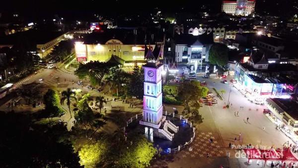 Warna-warni lampu kota menghiasi Kota Bukittinggi