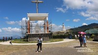 Patung Pieta yang masih dalam proses pengerjaan , di kejauhan nampak Monte maria .