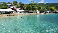 Berenang di air yang jernih