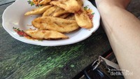 Pisang goreng kudapan di pinggir pantai