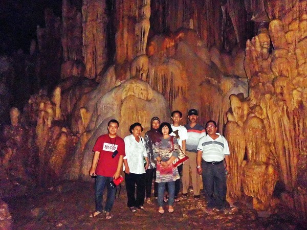 foto bersama keluarga di dalam ruang empat Goa Gong