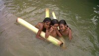 Mandi Sore Ceria Bersama Batang Pohon Pisang