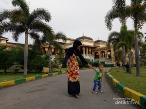 Di Istana Maimun, Traveler Bisa Berfoto Layaknya Raja