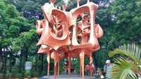 Saat akan masuk kedalam lokasi Cafe, Akan bertemu Tugu ini