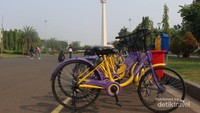 Sepeda yang siap digunakan pengunjung diparkir dengan rapi .