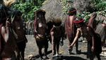 Di Kampung Obia, Ubi Dimasak Menggunakan Batu Panas