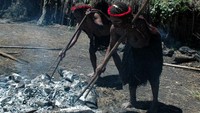 Para mama mengambil batu panas menggunakan Hikit (foto:keken/detikTravel)