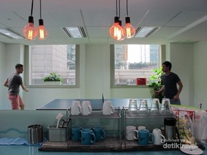 Di Kantor Skyscanner, Bule Bisa Main Tenis Meja