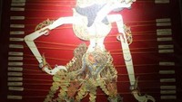 Wayang dalam ukuran cukup besar lengkap dengan keterangan bagian-bagiannya.